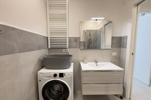 Shower, hair dryer, bidet, towels - 10 Minutes' walk from the Railway Station (Alassio)