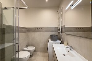 Dusch, hårtork, bidé och handdukar