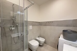 Douche, sèche-cheveux, bidet, serviettes fournies