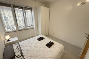 1 slaapkamer, een strijkplank/strijkijzer, reisbedje