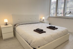 1 dormitorio, tabla de planchar con plancha, cuna de viaje