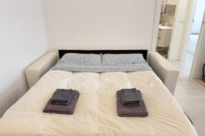 1 bedroom, iron/ironing board, travel cot - 10 Minutes' walk from the Railway Station (Alassio)