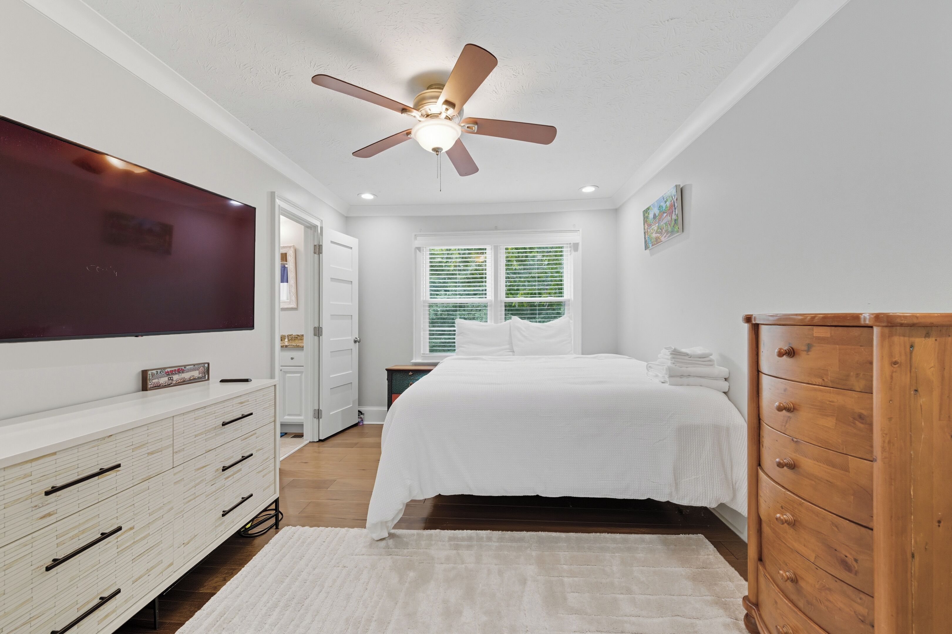 3 bedrooms, iron/ironing board, WiFi, bed sheets