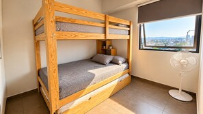 A bunk bed with a view of a cityscape through a window. - App. Lafayette 18B: 2 bedrooms, 1 bathroom, 1 parking space (Guadalajara)