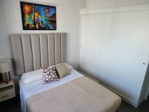 2 bedrooms, desk, iron/ironing board, travel cot - Apart. Lafayette1 2BE-2BA-1parking (Guadalajara)