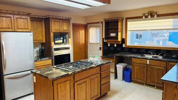 Geladeira, micro-ondas, fogão, cooktop