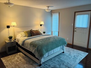 2 quartos, escrivaninha, ferros/tábuas de passar roupa