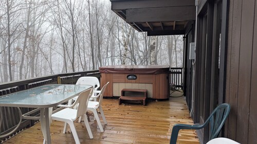 Fabulous 4-bedroom chalet in tranquil Killington getaway with gorgeous Hot tub