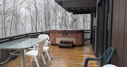 Fabulous 4-bedroom chalet in tranquil Killington getaway with gorgeous Hot tub