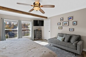 3 bedrooms, free WiFi, bed sheets - Hartwell Haus with Dock & Playground (Fair Play)