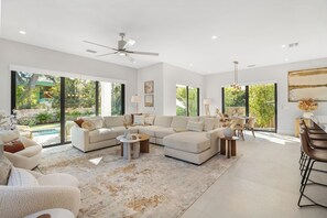 Smart TV, books - House of Agape | Modern Luxury Escape w/ Pool (Sarasota)