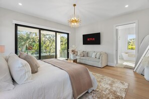 Free WiFi, bed sheets - House of Agape | Modern Luxury Escape w/ Pool (Sarasota)