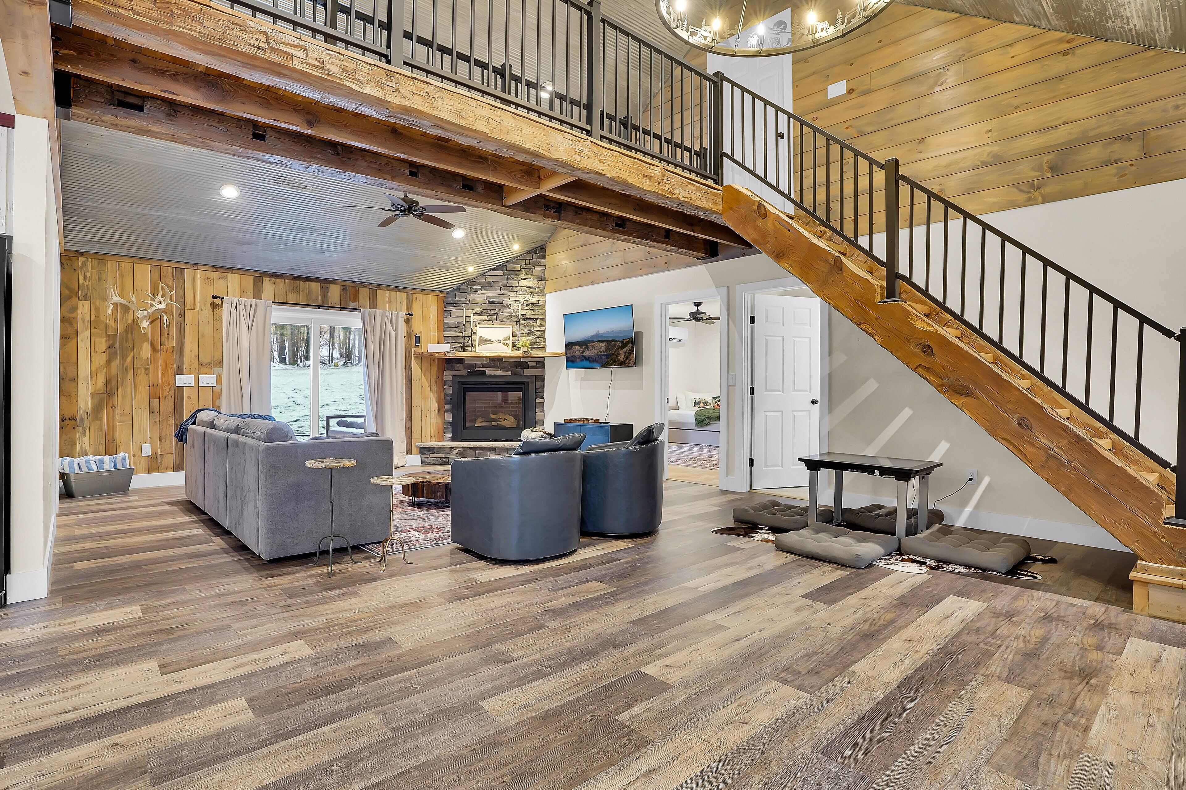 Een smart-tv en een open haard