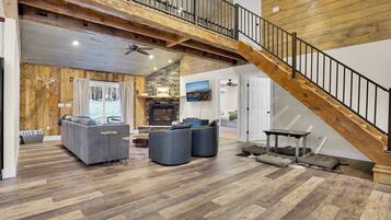 Een smart-tv en een open haard