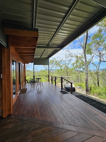Terrace/patio. Off-grid bliss: Cozy retreat immersed in Australian Bush Mountain stunning views