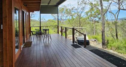 Off-grid bliss: Cozy retreat immersed in Australian Bush Mountain stunning views