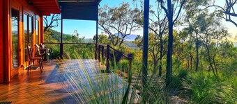 Off-grid bliss: Cozy retreat immersed in Australian Bush Mountain stunning views