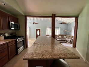 ثلاجة، ميكروويف، فرن، موقد طهي مسطح