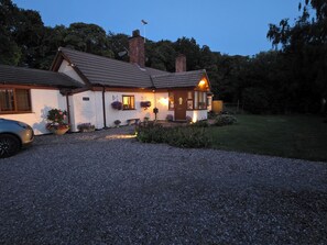 A house with a gravel driveway, a front porch, and a chimney. - Park Cottage Bed & Breakfast Warrington  (Saint Helens)