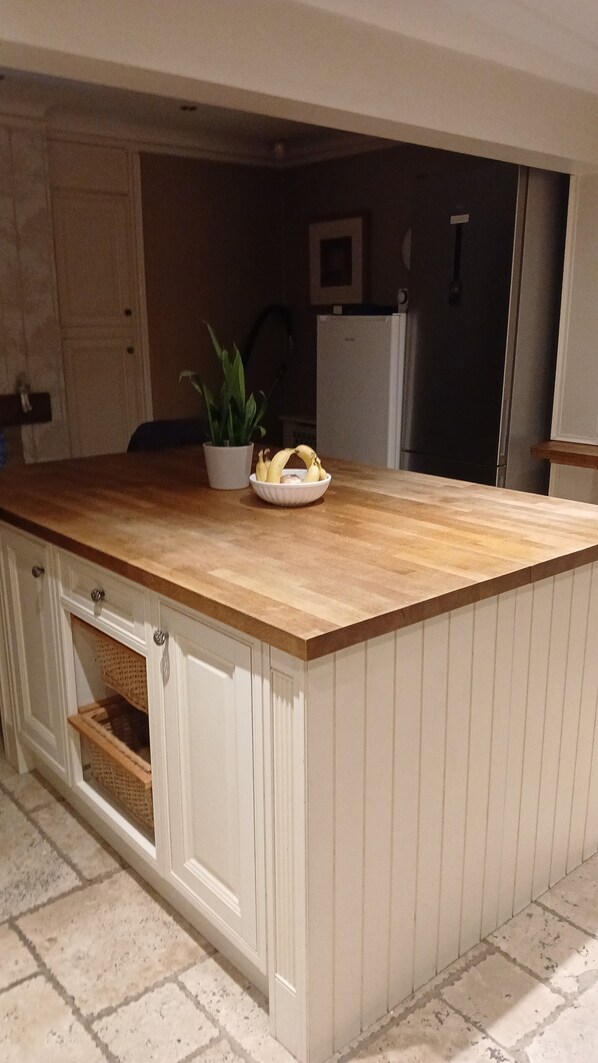 Fridge, microwave, oven, dishwasher - Park Cottage Bed & Breakfast near Burtonwood (Saint Helens)