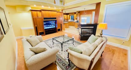 Luxury 6 bedroom home with 5 full baths - 12-15 people. Close to all amenities