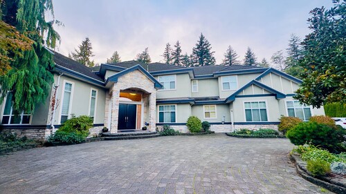 Luxury 6 bedroom home with 5 full baths -  12-15 people.  Close to all amenities