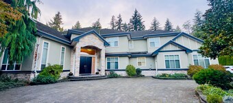 Luxury 6 bedroom home with 5 full baths -  12-15 people.  Close to all amenities