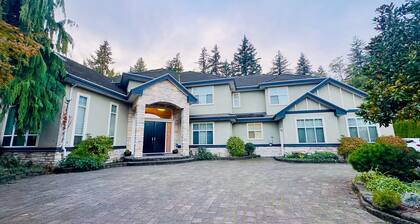 Luxury 6 bedroom home with 5 full baths - 12-15 people. Close to all amenities