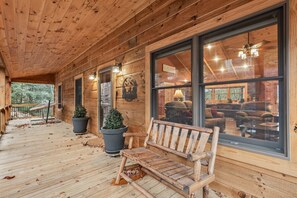 Terrace/patio - Deer Ridge - 1.5mi to Ski, 3 king beds (Beech Mountain)