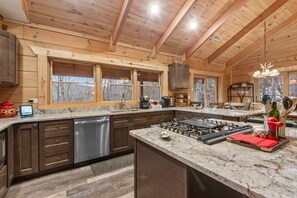 Fridge, microwave, oven, stovetop - Deer Ridge - 1.5mi to Ski, 3 king beds (Beech Mountain)