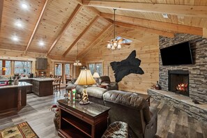 Smart TV, fireplace, video games, table football - Deer Ridge - 1.5mi to Ski, 3 king beds (Beech Mountain)