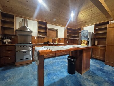 2-bedroom house in tranquil Bermudian Landing with AC