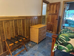 Tabla de planchar con plancha, wifi y ropa de cama 