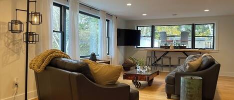 Een televisie en een open haard