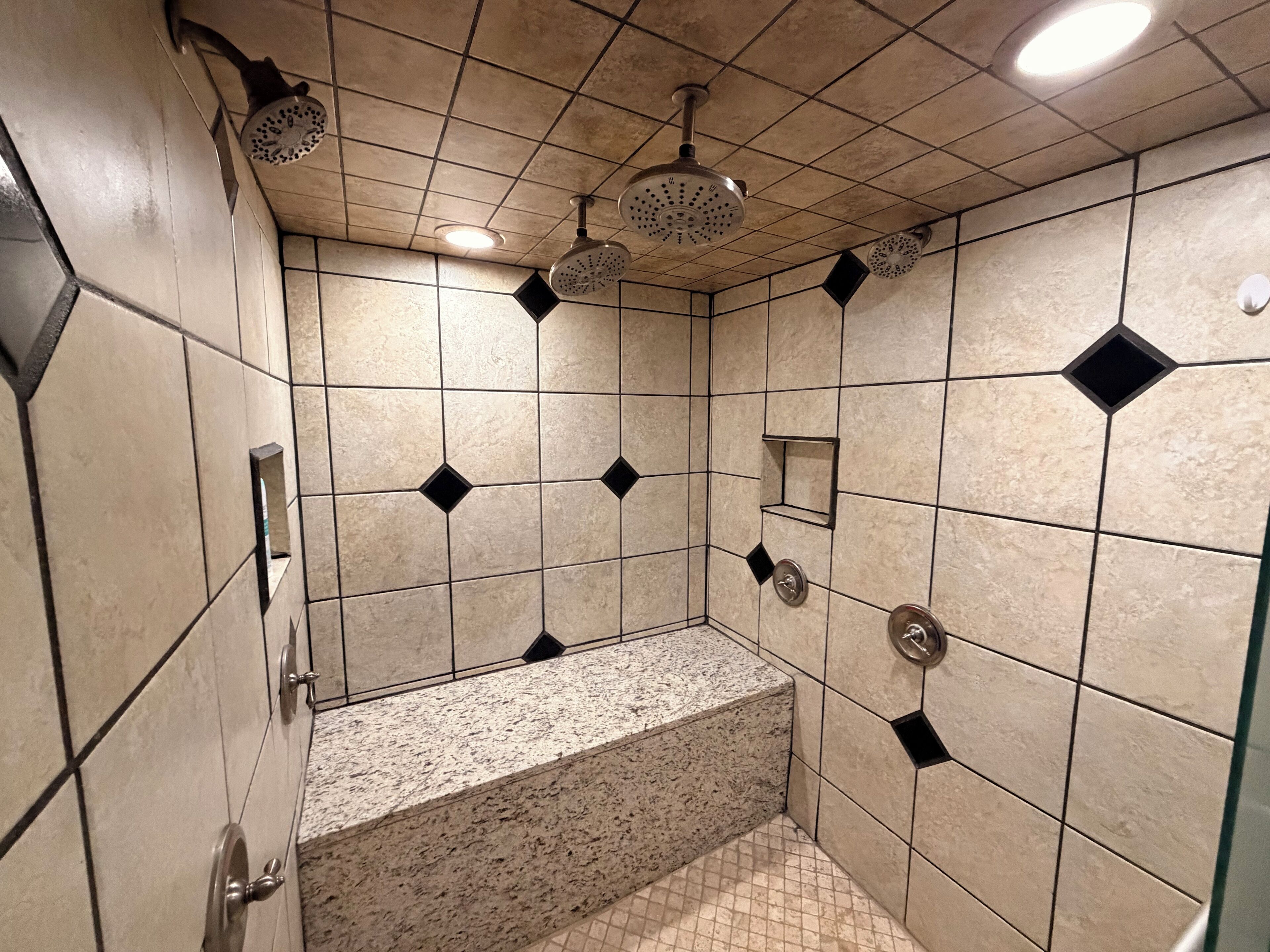 Douche, serviettes fournies, savon, shampoing