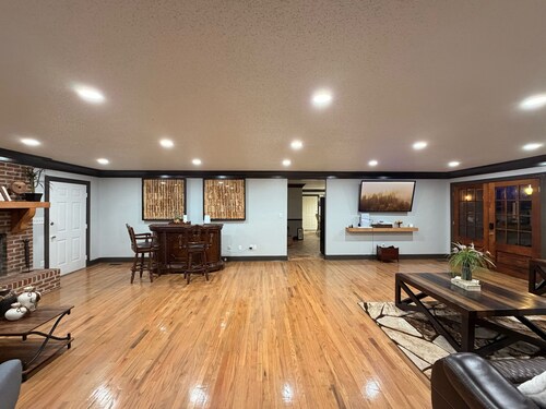 Cozy Lakefront Farmhouse Retreat