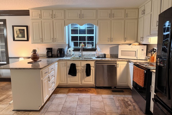 Køleskab, mikrobølgeovn, ovn, kogeplade