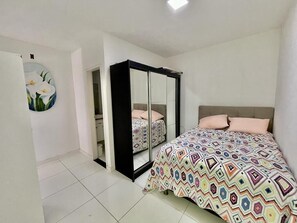 Silitysrauta/-lauta, Wi-Fi, vuodevaatteet