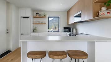 Fridge, oven, stovetop, dishwasher