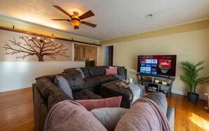 Living area - Spacious 4-bedroom house in adorable Fullerton with AC and gym (Fullerton)