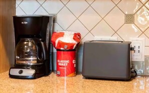 Coffee and/or coffee maker - Spacious 4-bedroom house in adorable Fullerton with AC and gym (Fullerton)