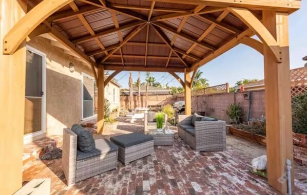 Terrace/patio - Spacious 4-bedroom house in adorable Fullerton with AC and gym (Fullerton)