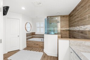 Shower, jetted bath, hair dryer, towels - Gorgeous Cocoa Beach House with Private Pool, Outdoor Patio & BBQ Grills! ☀️ (Cocoa Beach)