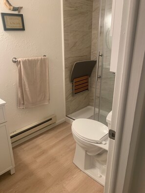 Shower, hair dryer, towels, soap - Great Location in Quiet Bay on West Shore (Polson)