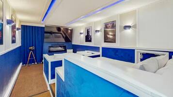 Bureau, fer et planche à repasser, Wi-Fi gratuit, draps fournis