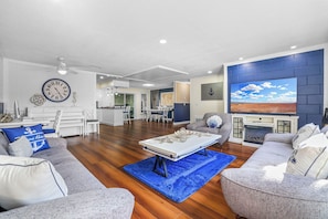 Smart TV, ping pong - Family‑Friendly 3BR House with Movie Room, Air Hockey, Fire Pit & Outdoor Patio! 🌴 (Cocoa)