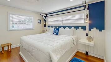 Työpöytä, silitysrauta/-lauta, ilmainen Wi-Fi, vuodevaatteet