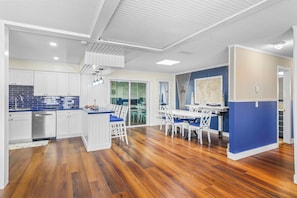 Dining - Family‑Friendly 3BR House with Movie Room, Air Hockey, Fire Pit & Outdoor Patio! 🌴 (Cocoa)