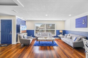 Smart TV, ping pong - Family‑Friendly 3BR House with Movie Room, Air Hockey, Fire Pit & Outdoor Patio! 🌴 (Cocoa)