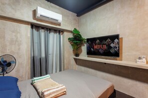 WiFi, bed sheets - Netflix and Chill. Pool access with overlooking QC (Quezon City)